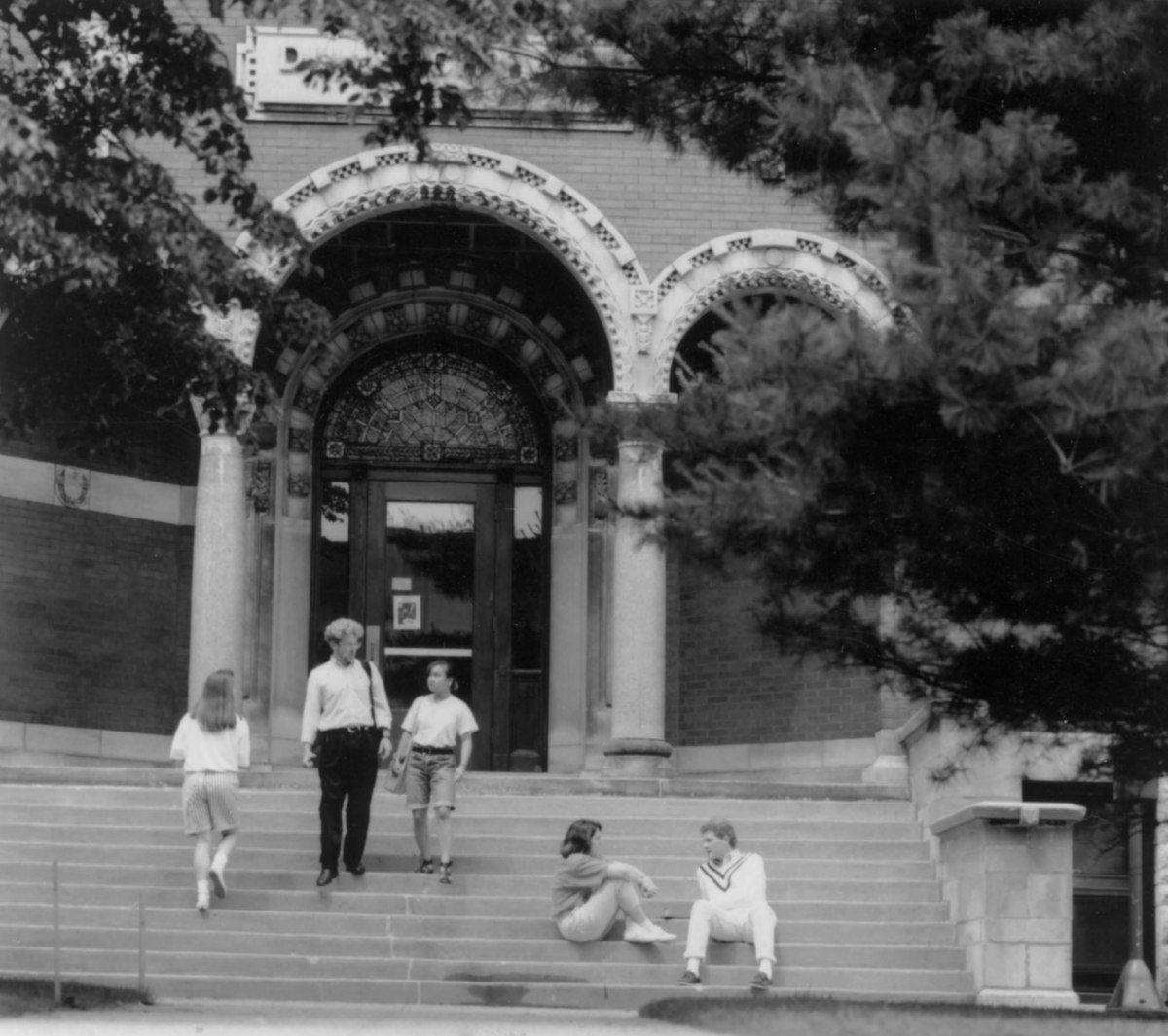 001_dumbach_hall_students_entering.jpg