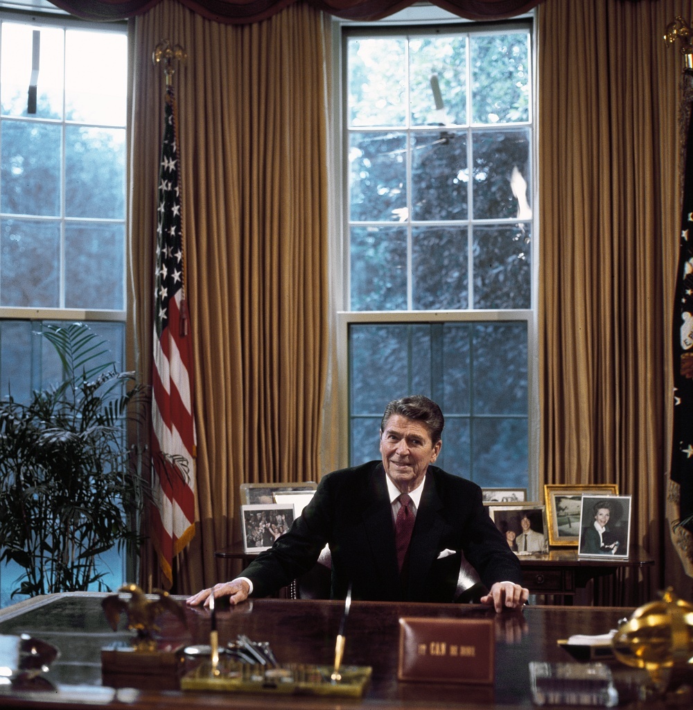 Reagan seated at desk 1986.jpg