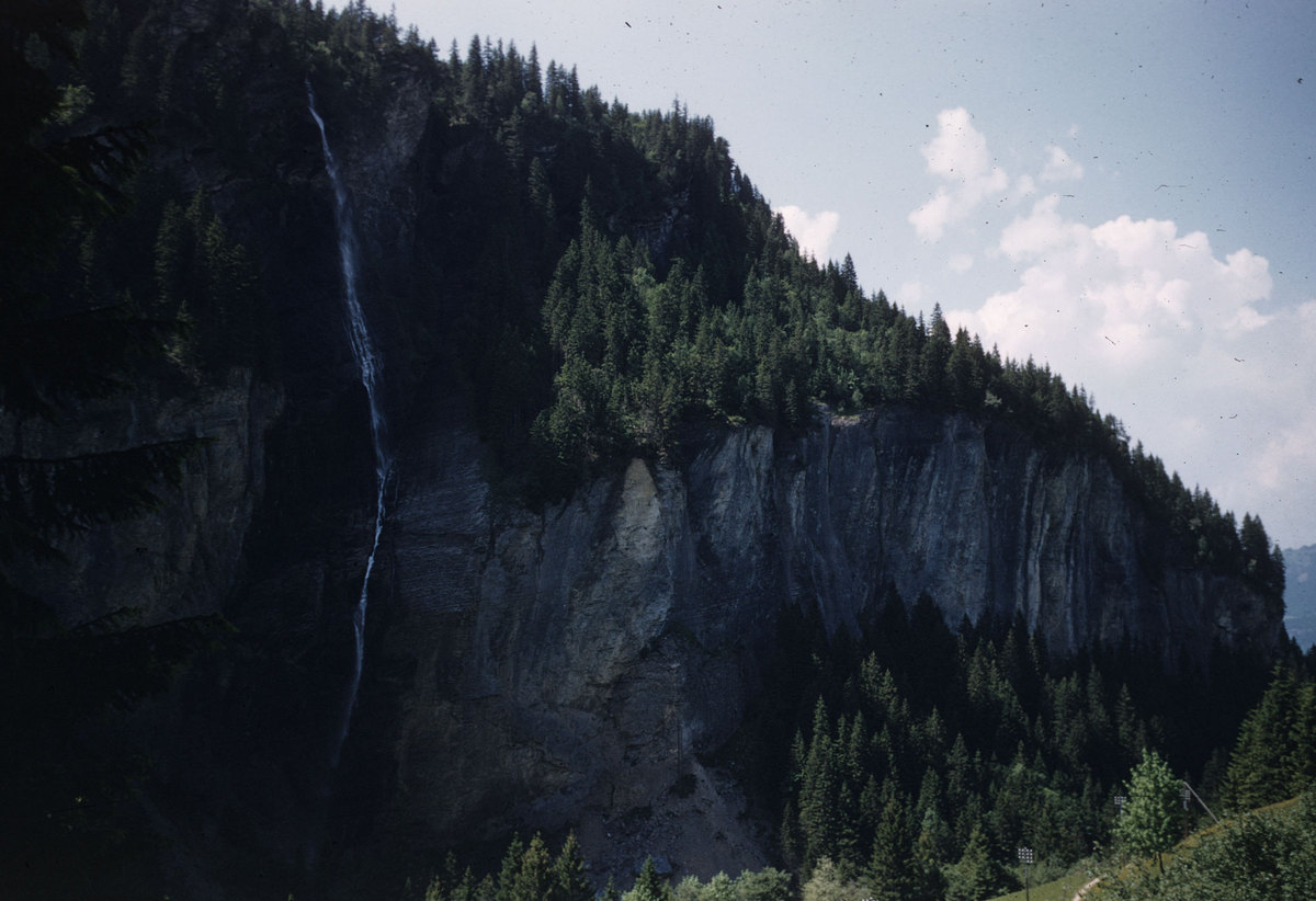 111_Reichenbach-valley-waterfall.jpg