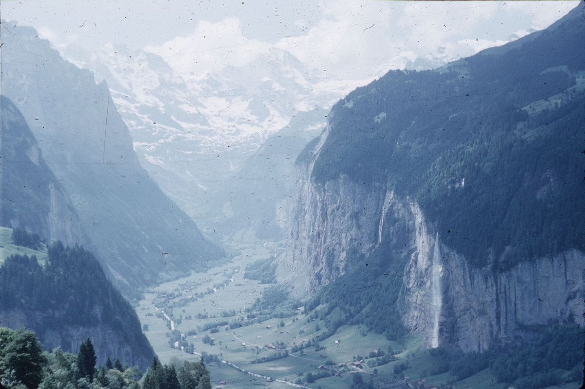 73_Lauterbrunnen-and-staubbach-falls-from-wengen.jpg