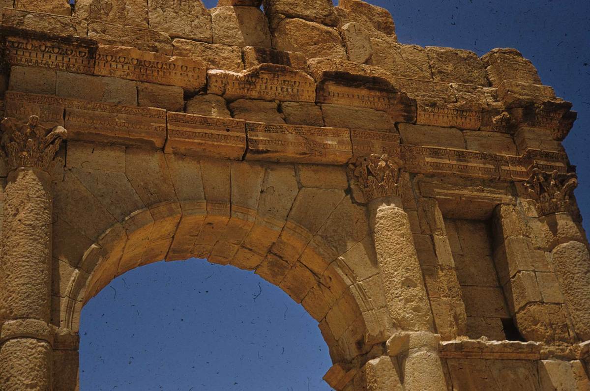 283_sufetula-arch-of-antoni.jpg