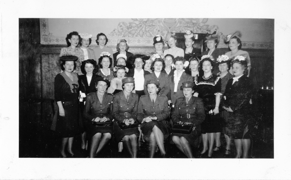LMP Welcomes Servicewomen from Polish Army in Canada & England, 1944.jpg
