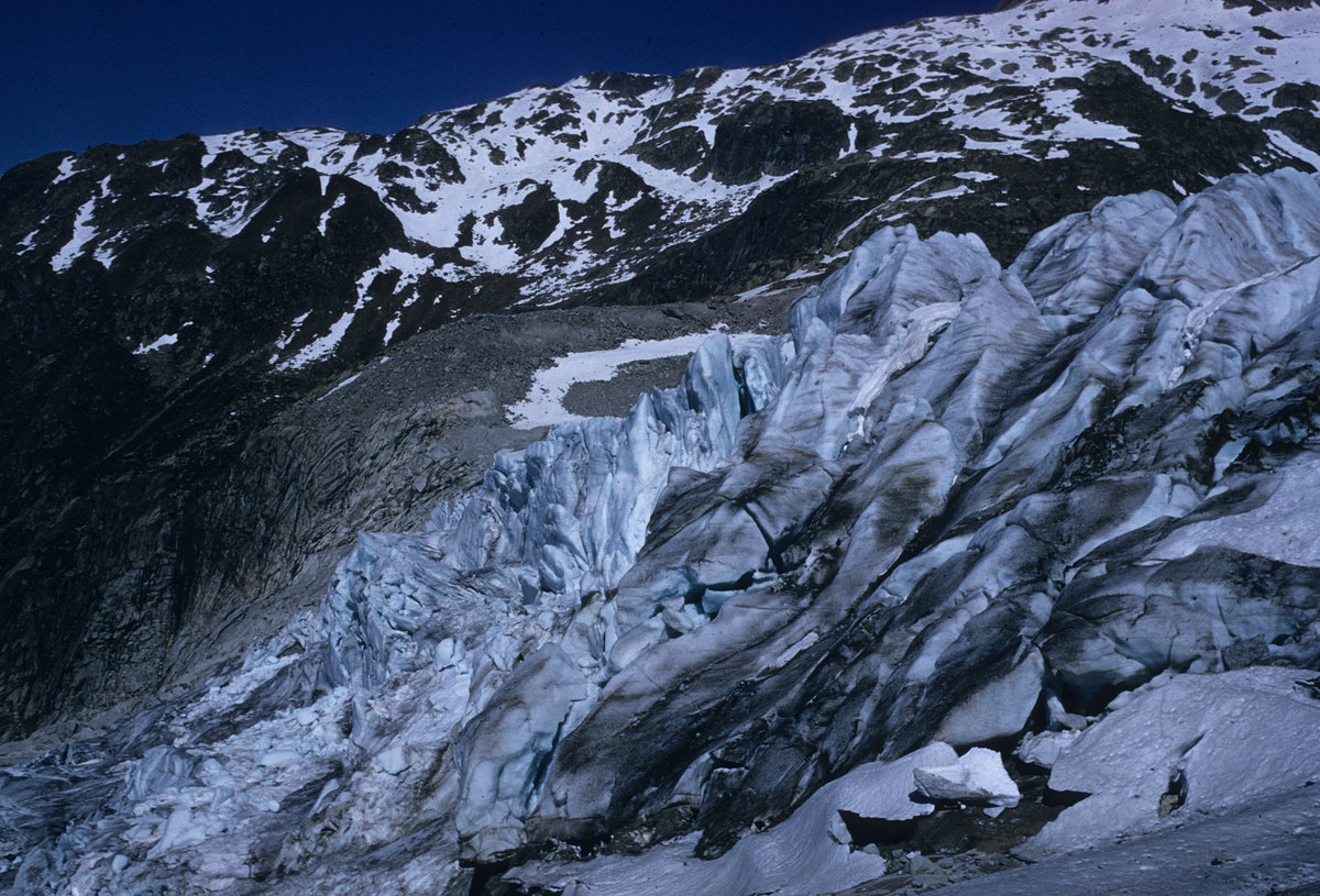 114_Rhone-source-blue-glacier-close.jpg