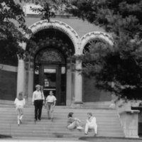 001_dumbach_hall_students_entering.jpg