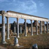25-thuburbo-maius-portico-by-petronii.jpg
